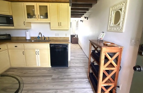 Kahuku Condo | Romantic Villa-Lovely Pond & Ocean View Studio