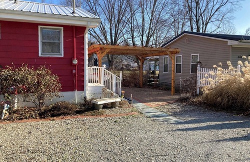 Westler Lake Cottage | Romantic vintage. 2-bedroom cottage with WiFi, AC in tranquil Wolcottville