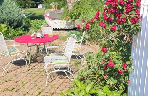Westler Lake Cottage | Romantic vintage. 2-bedroom cottage with WiFi, AC in tranquil Wolcottville