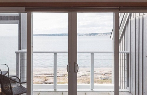 Blaine House | Romantic Waterfront Escape with Private Beach