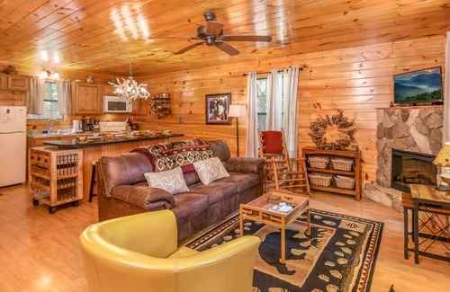 Sevierville Cabin | Romantic Wooded Cabin,1 BDR/1.5 BATH, Hot Tub, Wi-Fi, Close to All