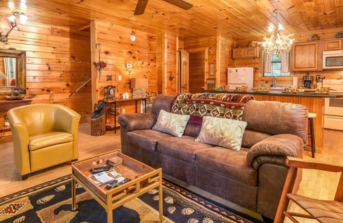 Sevierville Cabin | Romantic Wooded Cabin,1 BDR/1.5 BATH, Hot Tub, Wi-Fi, Close to All