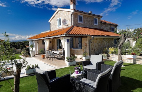 Vrbnik Villa | Romantische Steinvilla mit Pool,fantastische Lage,700 m vom Strand Entfernt