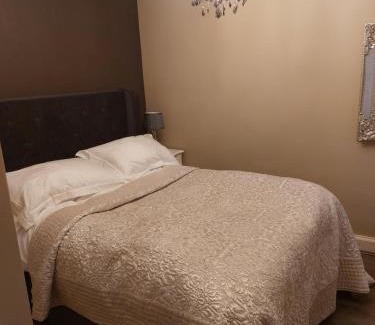 Stratford-upon-Avon Apartment | Romeo & Juliet's with Private Parking