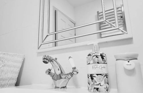 Stratford-upon-Avon Apartment | Romeo & Juliet's with Private Parking