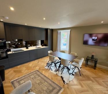 City Centre Apartment | Romeo's Arch high end luxury in centre of Stratford with parking