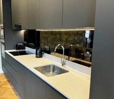 City Centre Apartment | Romeo's Arch high end luxury in centre of Stratford with parking