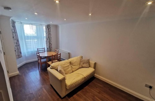 Eastbrook Apartment | Romford Retreat - Stylish Apartment Stay