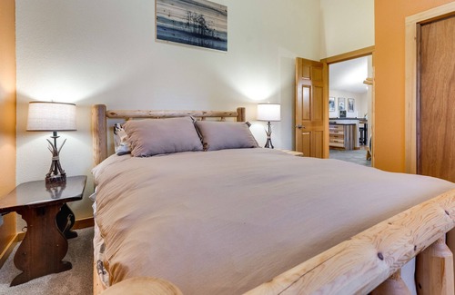 Roslyn Ridge Cabin | Ronald Cabin w/ Private Deck: Near Cle Elum Lake!