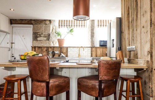 Goldsithney House | RONCON'S VILLA, pet friendly, with hot tub in Goldsithney