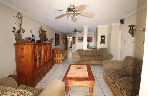 Margate Beach Apartment | Rondevoux 18
