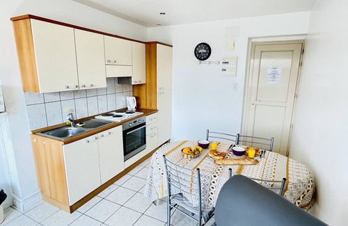 Forges-les-Bains Apartment | Ronsard: Apartment 300 metres from the thermal baths (unlimited parking)