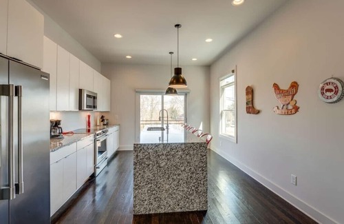 Hadley - Washington House | Roof Deck | Garage Parking | 10 Mins to Broadway