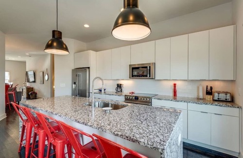 Hadley - Washington House | Roof Deck | Garage Parking | 10 Mins to Broadway