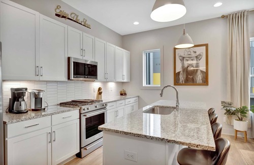Talbot's Corner House | Rooftop Deck 2 Car Garage Near Downtown Nashville