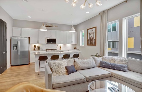 Talbot's Corner House | Rooftop Deck 2 Car Garage Near Downtown Nashville