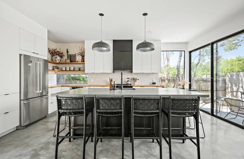 Holly House | Rooftop Deck, DT City Views, Modern Eastside Oasis