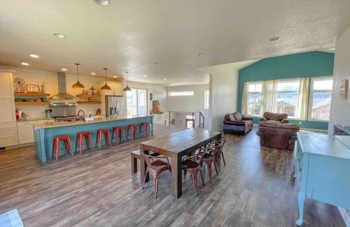 Spearfish House | Rooftop Deck Hot Tub Steam Shower Arcade Game 4car Garage Chefs Kitchen