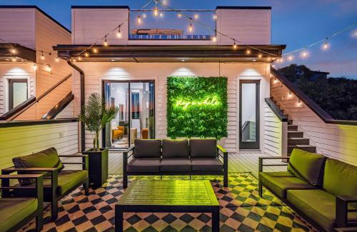 Katie Hill Neighborhood House | Rooftop Hot Tub City Views Pac-Man Pool Table