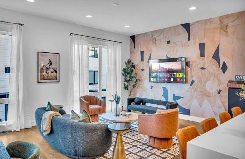 Katie Hill Neighborhood House | Rooftop Hot Tub City Views Pac-Man Pool Table