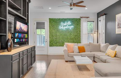 Haynes Area House | Rooftop Large Backyard Fire Pit Near Downtown Nashville