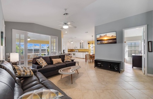 Fort Myers Beach House | Rooftop Patio w/Panoramic Views of the Gulf & Bay. WALK to everything.