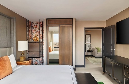 Logan Circle House | Rooftop Pool & Bar! Onsite Parking! Minutes to Capital One Arena!