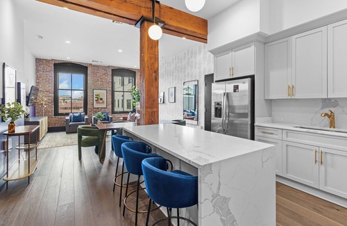 Arts/Warehouse District Hotel | Rooftop Pool | Full Kitch | Game Room | Valet Park | Sleeps 12 | Heated Pool | Gym