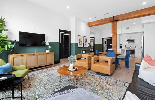 Arts/Warehouse District Hotel | Rooftop Pool | Full Kitch | Game Room | Valet Park | Sleeps 12 | Heated Pool | Gym