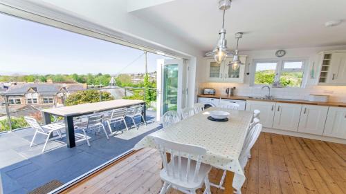 Braunton House | Rooftops Braunton, Stylish Beach House - Fantastic Views - Hot Tub hire - Sleeps 8