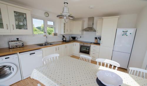 Braunton House | Rooftops Braunton, Stylish Beach House - Fantastic Views - Hot Tub hire - Sleeps 8