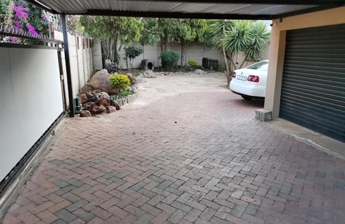 Greater Johannesburg Metropolitan Area House | Rooikrans Guest House