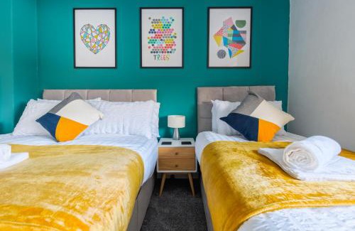 Chapeltown House | Rookwood house - spacious home with free parking - Short Stay Leeds