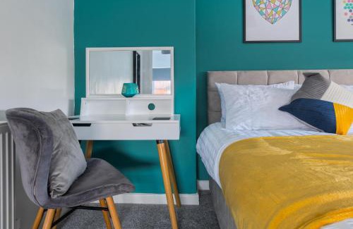 Chapeltown House | Rookwood house - spacious home with free parking - Short Stay Leeds
