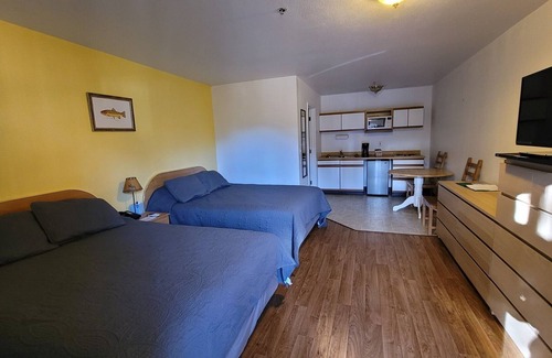 Kernville Cabin | Room 07 Double Queen Studio with Kitchenette