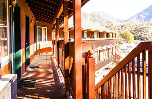 Kernville Cabin | Room 07 Double Queen Studio with Kitchenette