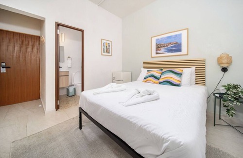 Santurce Hotel | Room 11: Balcony Bliss in Creative Santurce