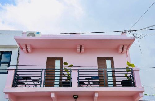 Santurce Hotel | Room 11 Balcony Bliss in Creative Santurce