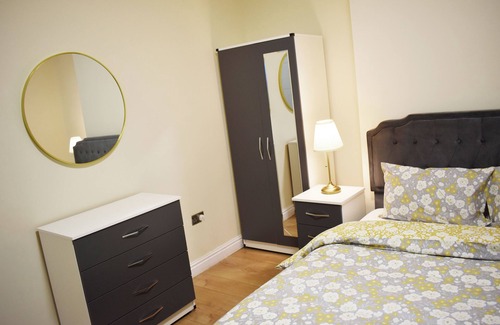 Birmingham Apartment | Room 2