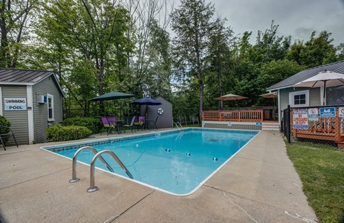 Weirs Beach House | Room 2 (Second Floor Private Bathroom)