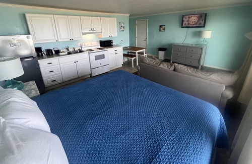 Topsail Beach Hotel | Room #202 Efficiency King w/Kitchen Dog Y
