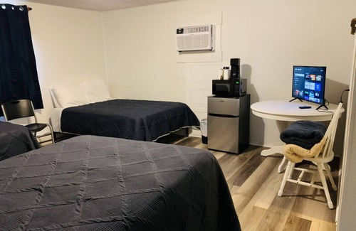 Harper Hotel | Room 21 - Triple Queen - Sleeps 6 - Harper Motel