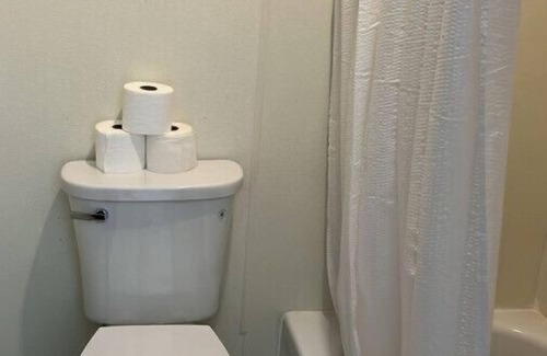 Harper Hotel | Room 21 - Triple Queen - Sleeps 6 - Harper Motel
