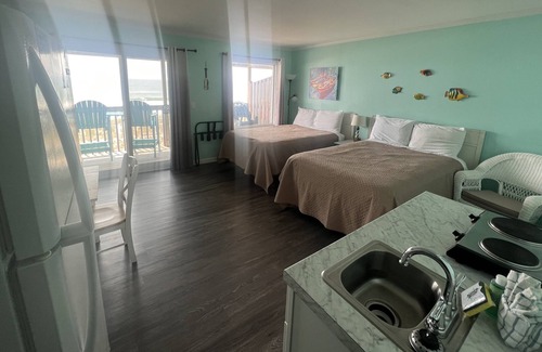 Topsail Beach Hotel | Room #304 Mini Efficiency 2 Double Beds Pets Yes
