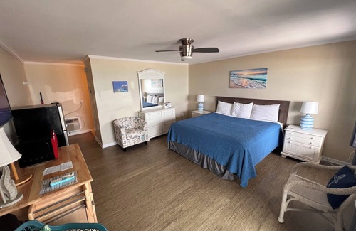 Topsail Beach Hotel | Room #315 Standard 1 King Bed Pets Yes