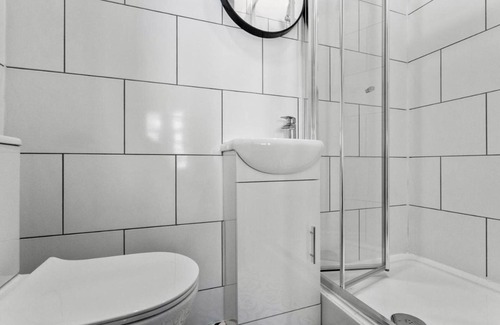 Coventry Apartment | Room 5 25 Meriden Street