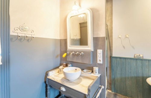 Chateauneuf-de-Gadagne Bed & Breakfast | Room 'Angevine' with Shared Pool, Wi-Fi and Air Conditioning