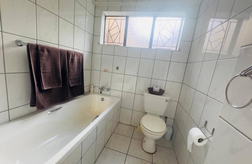 White River House | Room-busa House Self Catering Guest Hous