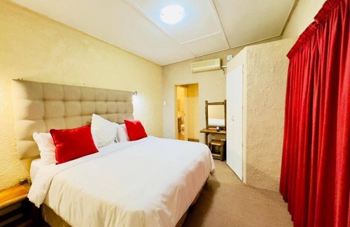 White River House | Room-busa House Self Catering Guest Hous