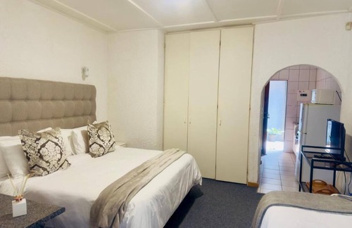 White River House | Room-busa House - Triple Room